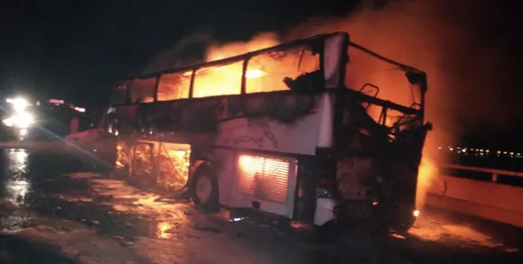 മദീന - മക്ക റൂട്ടിൽ ഉംറ ബസ് കൂട്ടിയിടിയിൽ കത്തിയമർന്നു; 35 തീർത്ഥാടകർ വെന്തു മരിച്ചു