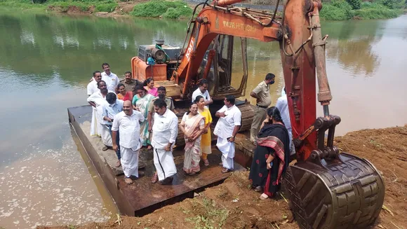വെള്ളപ്പൊക്കം തടയുവാനും നീരൊഴുക്ക് സുഗമമാക്കുവാനും പാലായിൽ നഗരസഭാധികൃതരുടെ നേതൃത്വത്തിൽ മീനച്ചിലാർ ശുചീകരണം ആരംഭിച്ചു