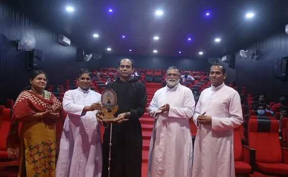 റോയി കാരക്കാട്ട് കപ്പൂച്ചിനച്ചന്  നവസംവിധായക  പുരസ്‌കാരം നല്കി