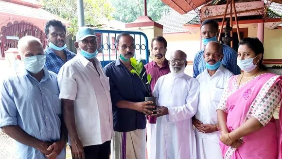 വൈദികനും മേൽശാന്തിയും ചേർന്ന് ക്ഷേത്ര മുറ്റത്തും പള്ളിയങ്കണത്തിലും തേൻ വരിക്കപ്ലാവിൻ തൈകൾ നട്ടത് ഏഴാച്ചേരി ഗ്രാമത്തിലെ മത സാഹോദര്യത്തിൻ്റെ മധുരക്കാഴ്ചയായി
