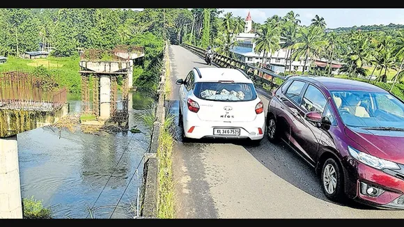 ചേർപ്പുങ്കൽ സമാന്തര പാലത്തിന്റെ നിർമ്മാണ പ്രവർത്തനങ്ങൾ നടക്കുന്നതുമായി ബന്ധപ്പെട്ട് യാത്രക്കാരുടെ സുരക്ഷയെ മുൻനിർത്തി നിലവിലുള്ള പാലത്തിലൂടെയുള്ള വാഹനഗതാഗതം പൂർണമായും നിരോധിച്ചതായി പൊതുമരാമത്ത് വകുപ്പ് കോട്ടയം ബ്രിഡ്ജസ് വിഭാഗം അധികൃതർ അറിയിച്ചു