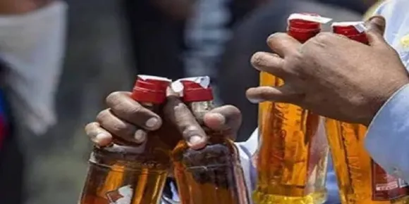 കല്യാണ വീട്ടിൽ വന്നവർക്കെല്ലാം ഓരോ കുപ്പി മദ്യം സമ്മാനം; വധുവിന്റെ വീട്ടുകാര്‍ക്കും കടക്കാരനും പിഴ