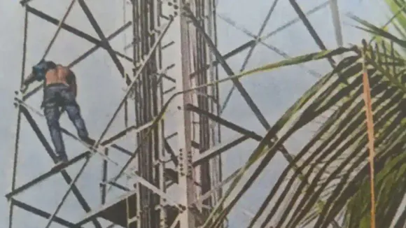 കുടുംബ പ്രശ്നം: മറയൂരിൽ മൊബൈൽ ടവറിന് മുകളിൽ കയറി യുവാവിന്റെ ആത്മഹത്യാ ഭീഷണി; താഴെയിറങ്ങിയത് മക്കളെത്തി സംസാരിച്ചപ്പോൾ