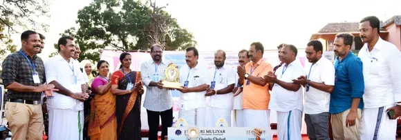 പുഞ്ചിരി സാഹിത്യ പുരസ്ക്കാരം എം ചന്ദ്ര പ്രകാശിന് നൽകി