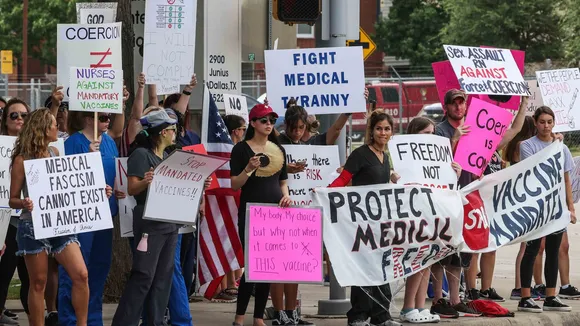 മാസ്ക് മാൻഡേറ്റിനെതിരെ ഡാളസ്സിൽ നൂറുകണക്കിനു പേർ അണിനിരന്ന പ്രകടനം