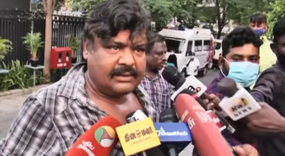 ഒരു കുഴപ്പവുമില്ലായിരുന്നു വിവേകിന്, കൊവിഡ് വാക്‌സീന്‍ എടുത്ത ശേഷമാണ് ഇങ്ങനെ സംഭവിച്ചത്;   ഈ കൊറോണ ടെസ്റ്റ് അവസാനിപ്പിക്കൂ, ആ നിമിഷം കൊവിഡ് ഇന്ത്യയില്‍ കാണില്ല; ഞാന്‍ മാസ്‌ക് ധരിക്കാറില്ല. തെരുവില്‍ ഭിക്ഷക്കാര്‍ക്കൊപ്പം കിടന്ന് ഉറങ്ങിയിട്ടുണ്ട്, തെരുവ് നായകള്‍ക്കൊപ്പം കിടന്നുറങ്ങിയിട്ടുണ്ട്; എനിക്ക് ഒന്നും വന്നില്ലല്ലോ; പുറത്തേക്ക് വിടുന്ന ശ്വാസം മാസ്‌ക് മൂലം വീണ്ടും ശരീരത്തിലേക്ക് പോവുകയാണ്. ശ്വാസകോശത്തിന് കുഴപ്പമല്ലേ ഇത്;  ‘വാക്‌സിനും വേണ്ടെന്ന് നടന്‍ മന്‍സൂര്‍
