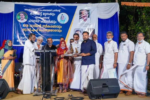 ജന പ്രതിനിധികൾക്ക് മറ്റത്തൂർ കെഎംസിസി ഉപഹാരം നൽകി.