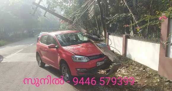 അമനകരയിൽ കാർ വൈദ്യുതി പോസ്റ്റിലിടിച്ച് അപകടം