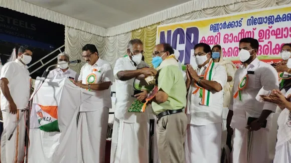 'ഭിന്ന ശേഷിയുള്ള കുട്ടികളുടെ വിദ്യാഭ്യാസം'; അധ്യാപകൻ അച്യുതൻ മാസ്റ്റർക്ക്‌ കർമ ശ്രേഷ്ഠ  അവാർഡ് സമ്മാനിച്ചു