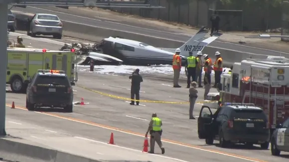 എഞ്ചിന്‍ തകരാറിനെത്തുടര്‍ന്ന് വിമാനം ഹൈവേയില്‍ ഇടിച്ചിറക്കി