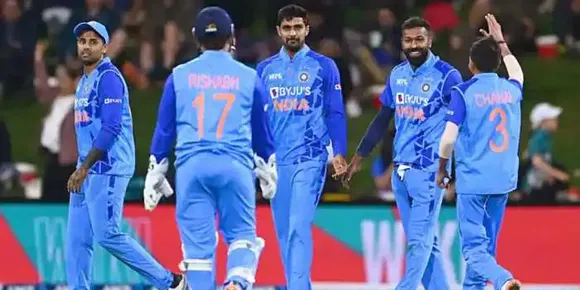 ഗുജറാത്തിലെ നരേന്ദ്ര മോദി സ്റ്റേഡിയത്തിൽ ഇന്ന് ജീവന്മരണ പോരാട്ടം. ഇന്ത്യ- ന്യൂസിലൻഡ് മൂന്നാം ട്വന്റി-20 ഇന്ന് രാത്രി 7ന് ജയിച്ചാൽ പരമ്പര ഇന്ത്യയ്ക്ക്. ഏകദിനത്തിലെ പരമ്പര നഷ്ടത്തിന് പകരം വീട്ടാൻ കിവികൾ. ഇന്ത്യയ്ക്കായി ഒരുക്കിയത് റണ്ണൊഴുകുന്ന പിച്ച്