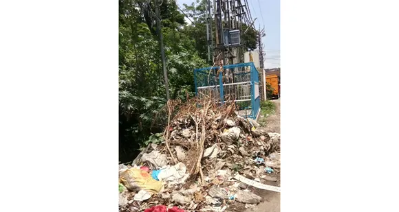 പാലക്കാട് ബിഒസി റോഡിൽ ട്രാൻസ്ഫോർമറിനടുത്ത് നിക്ഷേപിച്ചിരിക്കുന്ന മാലിന്യകൂമ്പാരം ഭീഷണിയാകുന്നു