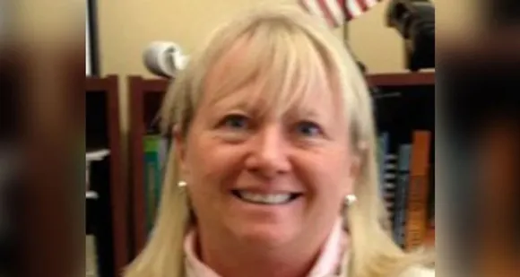 സ്‌കൂള്‍ പ്രിന്‍സിപ്പലിനെ തലക്കടിച്ച് ബോധം കെടുത്തിയ വിദ്യാര്‍ത്ഥിനിയെ അറസ്റ്റ് ചെയ്ത് പോലീസ്; പതിനാറുകാരിയെ പ്രകോപിതയാക്കിയത് പിന്തുടരരുതെന്ന് പറഞ്ഞിട്ട് കേള്‍ക്കാതിരുന്നതിന്; സ്‌കൂളിലെ മറ്റൊരു ജീവനക്കാരനേയും ആക്രമിച്ചു; പെണ്‍കുട്ടി അക്രമാസക്തയായി പെരുമാറുകയായിരുന്നുവെന്ന് ദൃക്‌സാക്ഷികള്‍