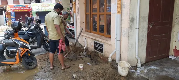 ചിന്തു കടക്കാരൻ പൈപ്പ് പൊട്ടിച്ചു ; കുടിയൻമാർ ക്ലോസറ്റിൽ കുപ്പികളും തിരുകി, പാലാ ടൗൺ ബസ് സ്റ്റാൻഡിൽ നാലര ലക്ഷത്തോളം രൂപാ മുടക്കി അഞ്ചു മാസം മുമ്പ്  പുതുക്കിപ്പണിത  കംഫർട്ട് സ്റ്റേഷൻ ഇന്നലെ വീണ്ടും അടച്ചു