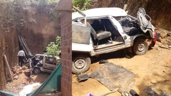 കാസർകോട് ഓമ്‌നി വാന്‍ കുഴിയില്‍ വീണ് രണ്ട് പേര്‍ മരിച്ചു