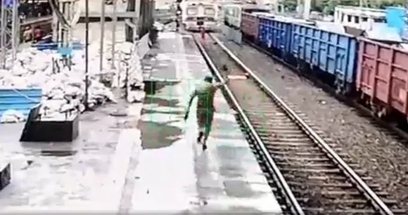 ട്രെയിൻ വന്നുകൊണ്ടിരിക്കെ ട്രാക്കിന് നടുവിൽ യുവതി; സാഹസികമായി രക്ഷപ്പെടുത്തി പൊലീസുകാരന്‍-വീഡിയോ