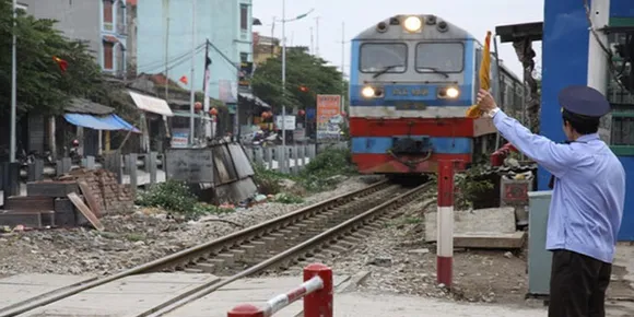 എൻജിന്റെ മുൻഭാഗത്തുള്ള ഗ്രില്ലിൽ കുടുങ്ങിയ മൃതദേഹവുമായി ട്രെയിൻ സഞ്ചരിച്ചത് 4 കിലോമീറ്റര്‍; മൃതദേഹവുമായി സ്റ്റേഷനിലേക്കെത്തിയ ട്രെയിൻ കണ്ട് നിലവിളിച്ച് യാത്രക്കാർ