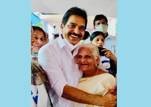 ഞാൻ ലോക്‌സഭയിലേക്ക് മത്സരിച്ച രണ്ട് തിരഞ്ഞെടുപ്പുകളിലും ഊണും ഉറക്കവുമുപേക്ഷിച്ച് വീടുവീടാന്തരം കയറിയിറങ്ങി വോട്ടു തേടിയ ആളാണ്; പ്രകടനങ്ങളിലും ജാഥകളിലും മറ്റാരേക്കാളിലും ഉച്ചത്തിൽ മുദ്രാവാക്യം വിളിച്ചും ആളെക്കൂട്ടിയും അമ്മ എപ്പോഴും മുന്നിലുണ്ടാകും! നോവുന്ന ജീവിത യാഥാർത്ഥ്യങ്ങൾക്കിടയിലും എപ്പോഴും ചിരിക്കുന്ന മുഖം- പാര്‍ട്ടി പ്രവര്‍ത്തകയായ 78-കാരി രാധാമണിയമ്മയെക്കുറിച്ച് കെ.സി. വേണുഗോപാലിന്റെ കുറിപ്പ്‌