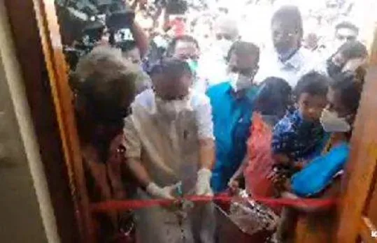 ലൈഫ് പദ്ധതിയിൽ നിർമ്മിച്ച വീടിന്റെ പാലുകാച്ചൽ ചടങ്ങിൽ പങ്കെടുത്ത് മുഖ്യമന്ത്രി !
