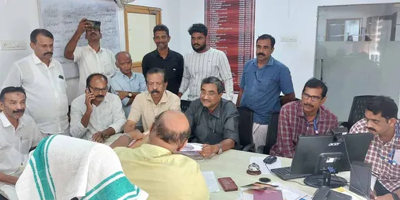 പൊന്നാനി മത്സ്യബന്ധന തുറമുഖത്തേക്ക് നടന്നു പോകുന്നതിന് പത്തു രൂപ പ്രവേശന ഫീസ് ! പൊന്നാനി മണ്ഡലം കോൺഗ്രസ് കമ്മിറ്റിയുടെ നേതൃത്വത്തിൽ നഗരസഭാ സെക്രട്ടറിക്ക് പരാതി നല്‍കി പ്രതിഷേധിച്ചു
