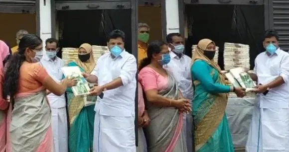 രാഹുല്‍ ഗാന്ധിയുടെ ഓണസമ്മാനം: വയനാട്ടിലെ 2000 ആശാവര്‍ക്കര്‍മാര്‍ക്കും, പാലിയേറ്റീവ് വനിതാ നഴ്‌സ്മാര്‍ക്കും ഓണക്കോടി വിതരണം ചെയ്തു