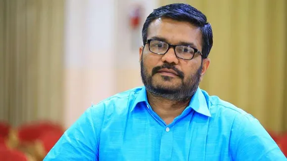 ലാത്തിച്ചാർജിൽ പരിക്കേറ്റ് മുമ്പ് കിടന്നിട്ടുണ്ടെങ്കിലും രോഗബാധിതനായി ആശുപത്രിയിൽ കിടന്നത് ജീവിതത്തിലാദ്യമായിട്ടായിരുന്നു; 'രണ്ട് കൈകളിലും നിറയെ സിറിഞ്ച് കുത്തിയ അടയാളങ്ങൾ, പല ദിവസങ്ങളിലും അർദ്ധബോധാവസ്ഥയിൽ തളർന്നു കിടക്കുകയായിരുന്നു'; കോവിഡ് കാലത്തെക്കുറിച്ച് എംബി രാജേഷ്