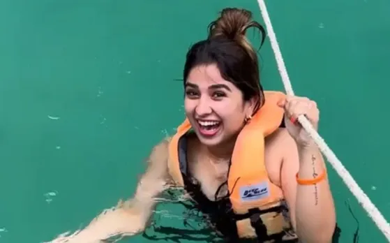 തായ്‌ലൻഡിലെ ബീച്ചിൽ നീന്തി പഠിച്ച് അവതാരക അപർണ തോമസ്