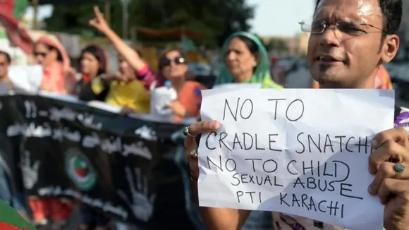 പെണ്‍കുട്ടികളെ പീഡിപ്പിക്കുന്നവരെ പരസ്യമായി തൂക്കിക്കൊല്ലണമെന്ന പ്രമേയം പാക് പാര്‍ലമെന്റ് പാസാക്കി