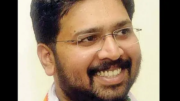 വിമാനത്തിനുള്ളിൽ മുഖ്യമന്ത്രിയെ വധിക്കാൻ ഗൂഢാലോചന നടത്തിയെന്ന കേസ്‌; ശബരിനാഥന്റെ വാട്സാപ്പ് ചാറ്റിൽ വധശ്രമം നടത്തിയെന്നതിന്റെ തെളിവുകളില്ലെന്ന് കോടതി