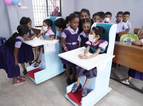 അൽമിറയും അൽഫൈസും മുപ്പത്തടം സ്‌കൂളിൽ ചക്രക്കസേരയിലിരുന്നു പഠനം തുടങ്ങി