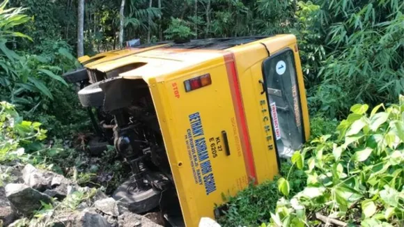 പത്തനംതിട്ടയിൽ  സ്കൂൾ ബസ് നിയന്ത്രണംവിട്ട് മറിഞ്ഞ് അപകടം; ബസിലുണ്ടായിരുന്നത് എട്ടു കുട്ടികൾ
