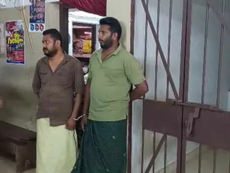 എസ്റ്റേറ്റിൽ അതിക്രമിച്ച് കയറി ചീട്ടുകളി; പുറത്താക്കാനെത്തിയ സെക്യൂരിറ്റി ജീവനക്കാരന് സംഘം ചേർന്ന് മർദ്ദനം, രണ്ടുപേർ അറസ്റ്റിൽ