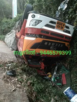 പാലാ- തൊടുപുഴ റൂട്ടിൽ കുറിഞ്ഞി ചൂരപ്പട്ട വളവിൽ ഇന്നു പുലർച്ചെ ലോറി തലകീഴായി മറിഞ്ഞു