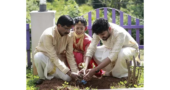 അശോക വൃക്ഷത്തൈ ഭൂമിക്ക്  സമര്‍പ്പിച്ച് വിവാഹ വേളയെ അവിസ്മരണീയമാക്കി വേറിട്ടൊരു വിവാഹം...