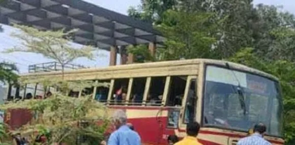 യാത്രക്കാരൻ ബസ്സിൽ കുഴഞ്ഞുവീണു; ആശുപത്രിയിലെത്തിക്കാൻ ഒരു കിലോമീറ്ററിലധികം ദൂരം തിരികെ ബസ്‌ ഓടിച്ച് കെഎസ്ആർടിസി ജീവനക്കാർ! ജീവനക്കാരുടെ മാതൃകാ പ്രവൃത്തി നടന്നത് കാഞ്ഞിരപ്പള്ളിയില്‍