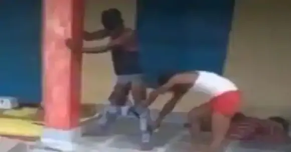 ഭാഗ്യം രക്ഷപ്പെട്ടു! അത്താഴം കഴിച്ച് ഉറങ്ങിക്കിടന്ന യുവാവിന്റെ ജീന്‍സിനകത്ത് മൂര്‍ഖന്‍ ഉറങ്ങിയത് ഏഴുമണിക്കൂറോളം! കാഴ്ച്ചക്കാരില്‍ ഞെട്ടിലുണ്ടാക്കിയ വീഡിയോ