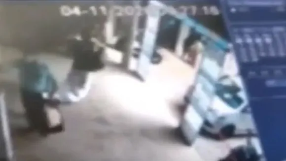 തൃശ്ശൂരിൽ കാർഷിക വായ്പ നല്കാത്തതിനു ബാങ്ക് മാനേജരെ തലയ്ക്കടിച്ചു കൊല്ലാൻ ശ്രമം: കാട്ടൂർ സ്റ്റേറ്റ് ബാങ്ക് ഓഫ് ഇന്ത്യ മാനേജർ വിപി രാജേഷിന് നേരെയാണ് ആക്രമണം:  കാട്ടൂർ സ്വദേശി വിജയരാഘവൻ വധശ്രമത്തിന് അറസ്റ്റിലായി