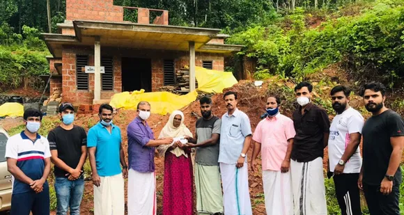 നാട് പ്രതിസന്ധി നേരിടുമ്പോൾ നാം ഒന്നിച്ചു നില്ക്കുന്ന മാനവികതയുടെ സന്ദേശം കൈമാറി ഖത്തർ കെഎംസിസി; ആറ്റക്കോറ ഇബ്രാഹിമിന് വീടുപണിക്കുള്ള സഹായധനം കൈമാറി