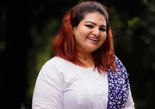 ഷെയ്‌നിന്റെ അമ്മയാണ് മാനേജർ, അമ്മ എഡിറ്റ് കാണണമെന്ന് പറഞ്ഞതാണോ ഇവിടെ പ്രശ്നം? മുമ്പ് ഷൂട്ടിങ്ങില്‍ എന്തോ പ്രശ്നമുണ്ടായതിൽ പിന്നെയാണ് ഷെയ്‌നിന്റെ കാര്യങ്ങള്‍ അമ്മ ഏറ്റെടുത്തത്, വേറെ സുഹൃത്തുക്കളോ മാനേജരോ ഇല്ലാത്തതുകൊണ്ടായിരിക്കാം ഷെയ്‌നിനു വേണ്ടി അമ്മ സംസാരിക്കുന്നത്, അതിനെ മോശം രീതിയില്‍ പറഞ്ഞു പേടിപ്പിച്ചു വിടുന്നതിനോട് അഭിപ്രായമില്ല; ഷെയ്‌നന്‍ നിംഗം പ്രശ്നത്തിൽ പ്രതികരിച്ച് നിര്‍മാതാവ് സാന്ദ്രാ തോമസ്