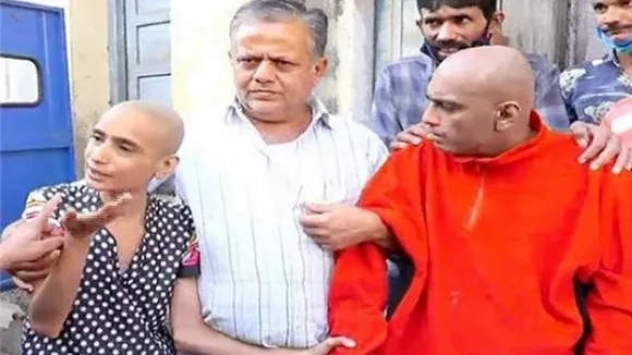 വിസര്‍ജ്യവും പഴകിയ ഭക്ഷണാവശിഷ്ടങ്ങളും കൊണ്ട് ദുര്‍ഗന്ധം വമിക്കുന്ന മുറി; ആരോടും പറയാതെ സഹോദരങ്ങള്‍ ഒരു മുറിയില്‍ കഴിഞ്ഞത് 10 വര്‍ഷം; സഹോദരങ്ങളെ മാനസികമായി തളര്‍ത്തിയത് അമ്മയുടെ മരണം