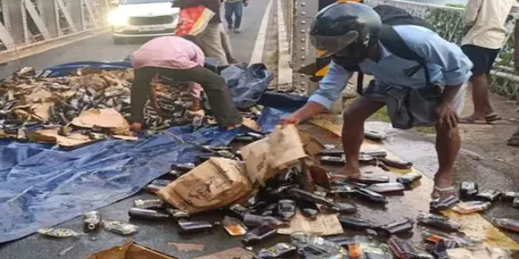 കോഴിക്കോട് മദ്യപ്പുഴയൊഴുകി; മദ്യക്കുപ്പികൾ ലോറിയിൽനിന്ന് ചിതറിവീണതിനെത്തുടർന്ന് ഓടിക്കൂടിയവർ രാവിലെതന്നെ അടിച്ചുപൂസായി!