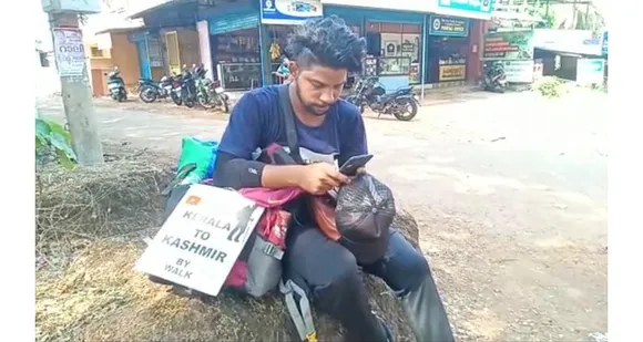 പാലക്കാട് നിന്നും കശ്മീരിലേക്ക് 24 കാരന്റെ കാല്‍നടയാത്ര !
