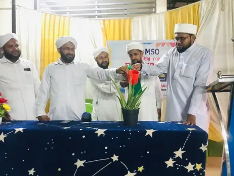 വിളത്തൂർ ഓടുപാറ മർക്കസ് വിദ്യാർത്ഥി സാഹിത്യ സമാജം ഉദ്ഘാടനം ചെടിക്ക് വെള്ളം ഒഴിച്ച് വേറിട്ട രീതി കൊണ്ട് ശ്രദ്ധേയമായി