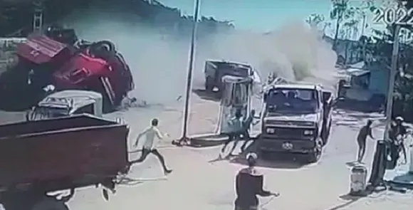 അമിതവേഗതയിലെത്തിയ ട്രക്ക് ഇടിച്ചുതെറിപ്പിച്ചത് നിരവധി വാഹനങ്ങളെ! ശേഷം, കാറിന്റെ മുകളിലേക്ക് മറിഞ്ഞു; അപകടത്തില്‍ മരിച്ചത് അഞ്ചു പേര്‍; നിരവധി പേര്‍ക്ക് പരിക്ക്-വീഡിയോ
