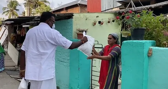 സ്വന്തം വാർഡിലെ മുഴുവൻ വീടുകളിലും റംസാൻ കിറ്റ് വിതരണം ചെയ്ത് നഗരസഭാംഗം