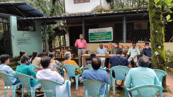തേൻ ഉൽപ്പാദനത്തിൽ സ്വയംപര്യാപ്തതക്ക്‌ ഒരുങ്ങി കരിമ്പ ചെറുതേൻ ഗ്രാമം പദ്ധതി; 50 വനിതകൾക്ക് രണ്ടു ചെറുതേനീച്ച കോളനികൾ വീതം നൽകി