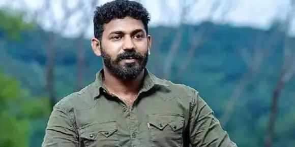 ജയിലിനുള്ളിലും തില്ലങ്കേരിയുടെ ആറാട്ട്! വി​യ്യൂ​ര്‍ സെ​ന്‍​ട്ര​ല്‍ ജ​യി​ലി​ലെ ജ​യി​ല​റെ ആ​കാ​ശ് തി​ല്ല​ങ്കേ​രി മ​ര്‍​ദി​ച്ചു. സംഭവം ഫോ​ണ്‍ ഉ​പ​യോ​ഗി​ച്ചെ​ന്ന സം​ശ​യ​ത്തി​ൽ ചോ​ദ്യം ചെ​യ്യാ​ൻ വി​ളി​പ്പിച്ചപ്പോൾ. പ​രി​ക്കേ​റ്റ ഉ​ദ്യോ​ഗ​സ്ഥൻ ആശുപത്രിയിൽ