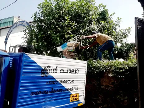 അമ്പലപ്പുറത്ത് ശ്രീ ഭഗവതീ ക്ഷേത്രവളപ്പിലെ മാലിന്യം തള്ളിയ സംഭവം; നഗരസഭാ ചെയർമാൻ്റെ ഇടപെടൽ, 10 മിനുട്ടിന്നുള്ളിൽ മാലിന്യം നീക്കി