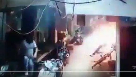വ്യക്തി വൈരാഗ്യം;  ജ്വല്ലറി ഉടമയെ പട്ടാപ്പകല്‍ ജ്വല്ലറിക്കകത്ത് കയറി ബന്ധു ജീവനോടെ കത്തിച്ചു, സംഭവം യുപിയില്‍