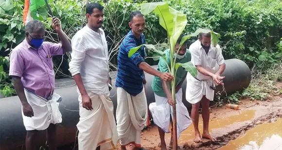റോഡുകളുടെ ശോചനീയാവസ്ഥ ഉടൻ പരിഹരിക്കണമെന്ന് ആവശ്യപ്പെട്ട് മലമ്പുഴ മണ്ഡലം കോൺഗ്രസ് കമ്മിറ്റി വാഴ നട്ട് പ്രതിഷേധിച്ചു